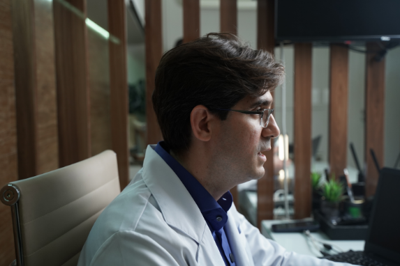Dr. Hermano Cavalcante em atendimento