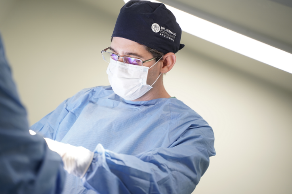 Dr. Hermano Cavalcante em cirurgia no centro cirúrgico