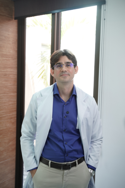 Dr. Hermano Cavalcante de jaleco no consultório