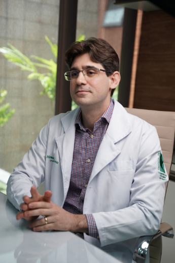 Dr. Hermano Cavalcante em consulta de urologia